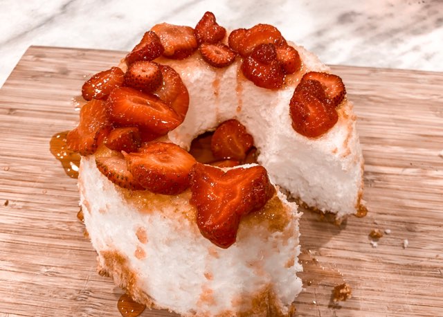 Mad Hatters Bakery: Super Simple Angel Food Cake With Strawberry Sauce