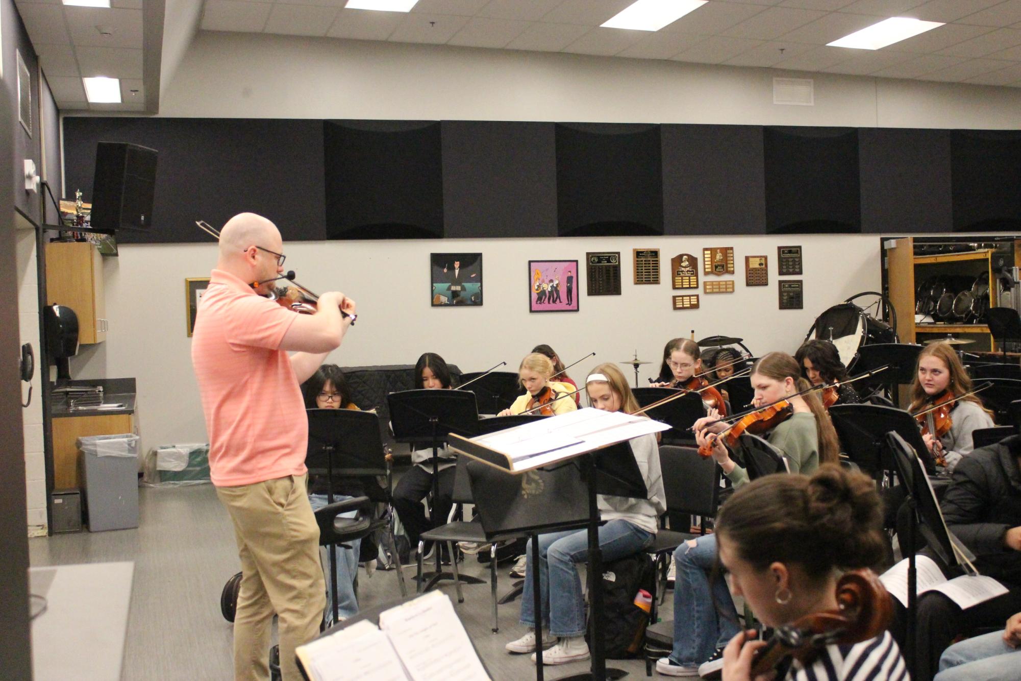 Mr. Larsen conducts the orchestra. Photo by Giada Bonati
